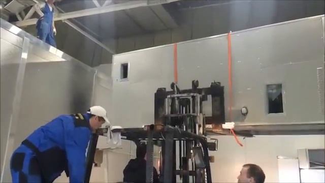 Такелажные работы по перемещению оборудования в цех © Альфа Такелаж смотреть онлайн
