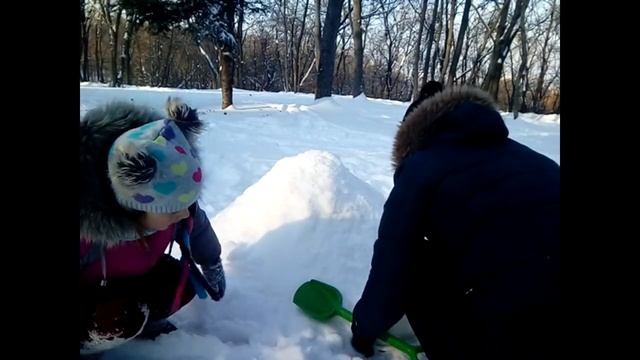 Замок из СНЕГА круче чем ФОРТ из снега и у Элли Ди - часть 1 - SNOW CASTLE смотреть онлайн