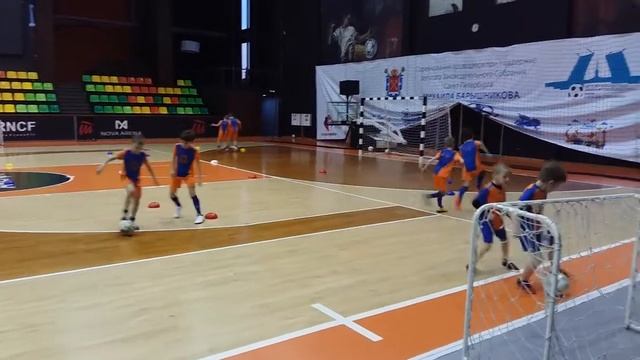 Игра в футбол с маленькими воротами. Академия "Futsal Junior" смотреть онлайн