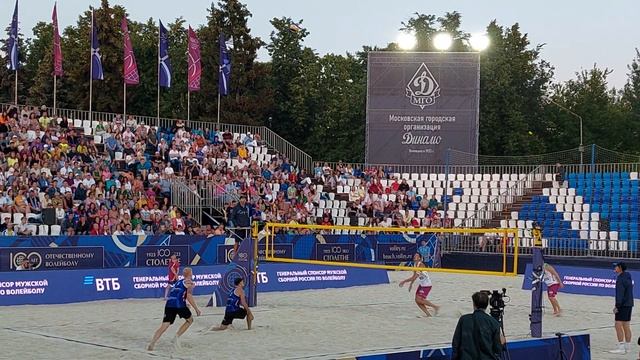 Момент финала чемпионата России по пляжному волейболу в Москве смотреть онлайн