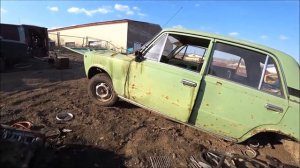 Свалка жигулей на металлоприемке   собрал хром детали  .