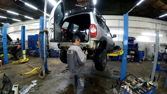 Задний силовой бампер с калиткой на Шниву