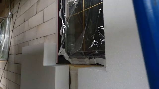 Приклейка первых листов пенополистирола на фасад газобетонного дома смотреть онлайн