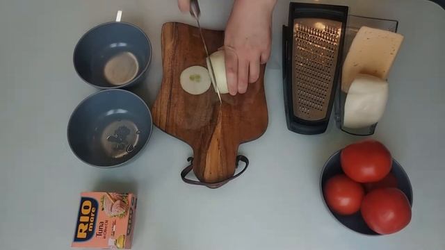 Пицца с тунцом и луком смотреть онлайн