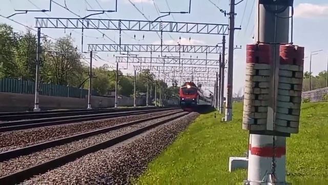 "Я снимаю в телефоне" Электровоз ЭП20-005 с пассажирским поездом №196 Москва - Симферополь смотреть онлайн