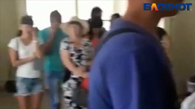 Жуткая очередь в поликлинике "красный крест" в Волжском смотреть онлайн