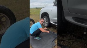 Как снять запаску Тойота Ленд Крузер 200? где домкрат? Замена колеса за 20 минут самостоятельно!