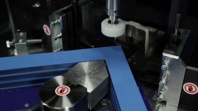 APEX - I A • Automatic Hydraulic Aluminum Corner Crimping Machine With Rising Miter