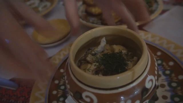 Вьетнамец пробует украинскую кухню. Борщ, деруны, судак, узвар. смотреть онлайн