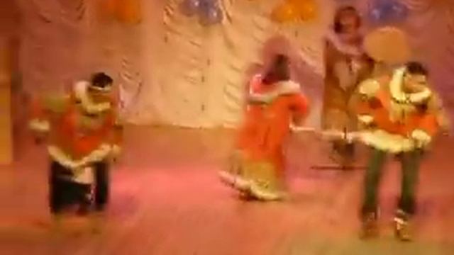 Маленький мальчик танцует смотреть онлайн