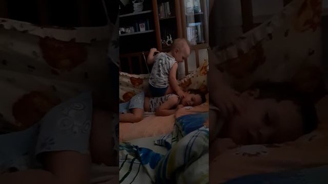 Стёпа (11 мес) будит Мишу (2,5 г). Подъем в садик. Маленький шкодник мешает братику спать. смотреть онлайн