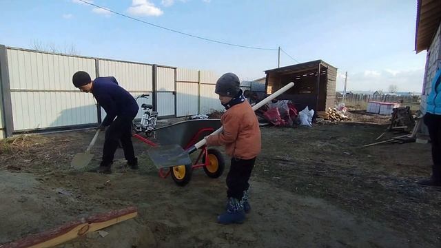 Засыпаем песок. Таскаем песок! смотреть онлайн