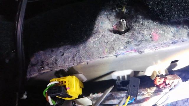 Как снять передние сидения шкода рапид(отсоединяем фишки) смотреть онлайн