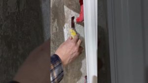 Как клеить обои возле труб