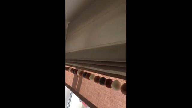 Римская штора с большими разноцветными помпонами в детской. ЖК Центральный смотреть онлайн