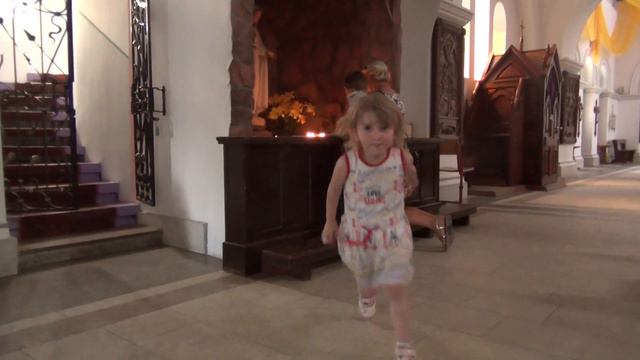 Дети слушают живое исполнение Ave Maria в Костеле смотреть онлайн