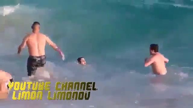 ТОЛСТАЯ БАБА НА ПЛЯЖУ!!! смотреть онлайн