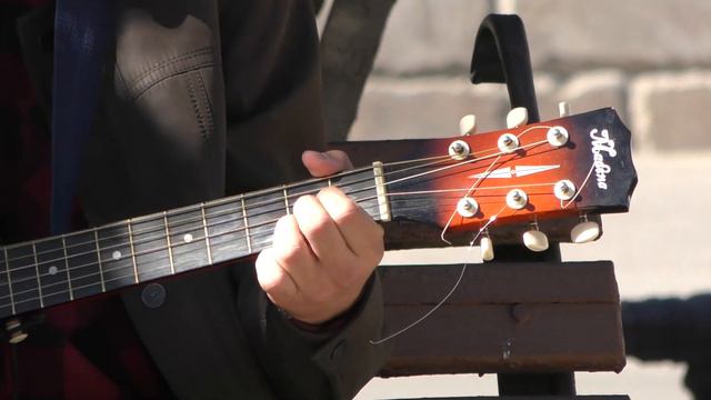 Атмосферное уличное исполнение песни на гитаре в Волжском смотреть онлайн