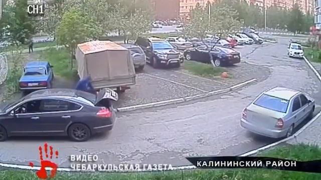Полиция ищет парней, которые сливают топливо с припаркованных машин смотреть онлайн