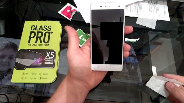 Клеем защитное стекло на смартфон смотреть онлайн