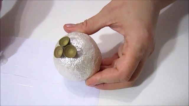 Новогоднее елочное украшение. Шар из чашечек желудей. смотреть онлайн