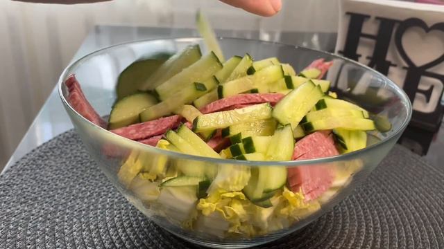 Очень ПРОСТОЙ и АППЕТИТНЫЙ салат из пекинской капусты и сухариков смотреть онлайн