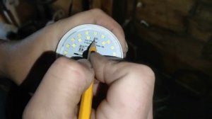 Самый простой ремонт светодиодной лампочки с помощью карандаша