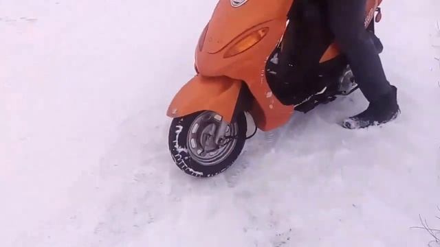 Дрифт на скутере зимой, от Данила смотреть онлайн