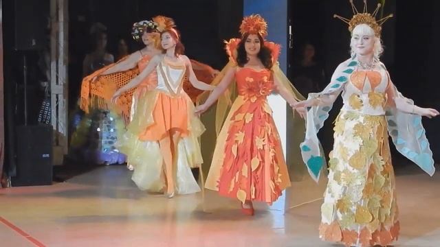 Платья из медицинских масок и мусорных пакетов продемонстрировали комсомольчанки смотреть онлайн