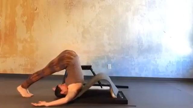 Critical Alignment Yoga -Strong and Calm смотреть онлайн