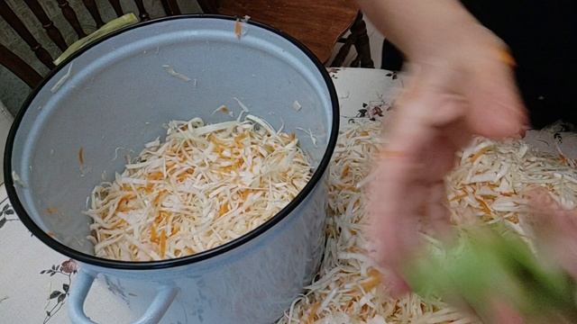 Любите ли вы квашеную капусту? Осень, самое время для закваски капусты с морковью и яблоками. смотреть онлайн