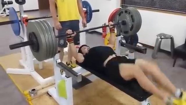 Юсуке Сузуки - жим лежа 190 кг (66 кг) смотреть онлайн