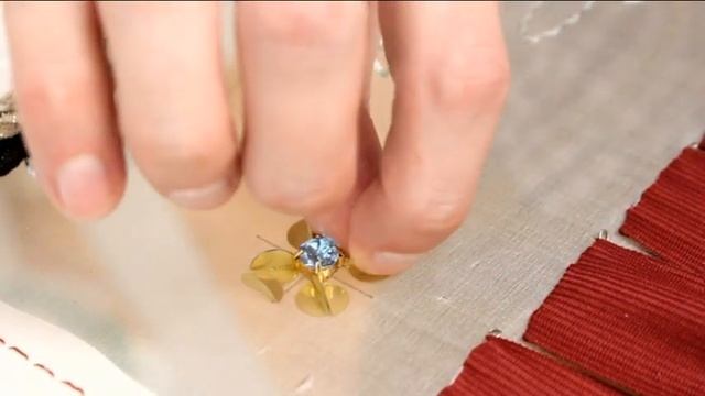 Мастер-класс по цветку из больших согнутых пайеток смотреть онлайн