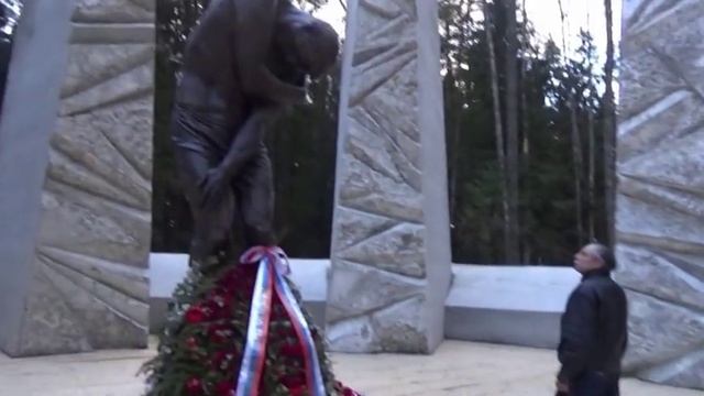 Новый мемориал жертвам репрессий в Катыни. Смоленск. Лес. смотреть онлайн
