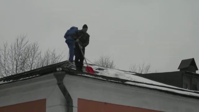 Уборка крыши от снега. смотреть онлайн