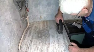 Распиливаем и устанавливаем  столешницу  с вырезанием отверстия под мойку.