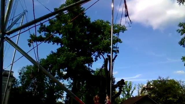 Прыгают на батуте 