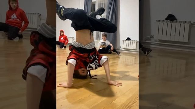 Тренировки не всегда проходят под музыку #тренировка #брейкданс смотреть онлайн