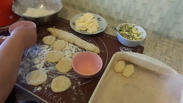 Дрожжевые пирожки МАМИНЫ с ревенем,творогом,яйцами с зеленью. смотреть онлайн