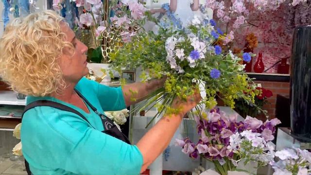 Букет на каркасе из садовых цветов. Флористика. смотреть онлайн