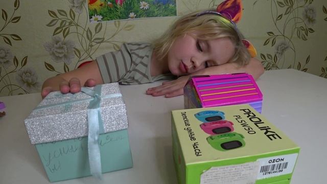 Ксюша угадывает какие игрушки в коробке и ПОЛУЧАЕТ за это подаРОК...\\// смотреть онлайн