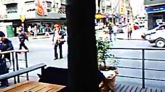 Casal dançando Tango em uma rua movimentada de Montevideo-Uruguay (julho de 2006) смотреть онлайн