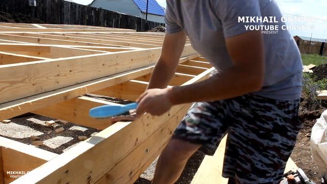 Каркасный дом баня на фундаменте из автомобильных покрышек. Сборка и поднятие каркасных стен смотреть онлайн