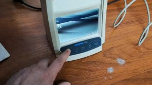 Проверка подлинности денег в инфракрасном свете с помощью детектора DORS 1100