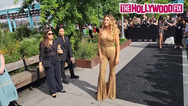 Blake Lively Is A Golden Goddess Disco Queen In A 70's Inspired Outfit At The Michael Kors Show смотреть онлайн