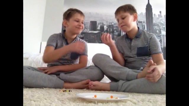 ЕДИМ РВОТУ, ПЕРЕЦ,ЧЕРВЯ|Bertie Botts Beans Challenge смотреть онлайн