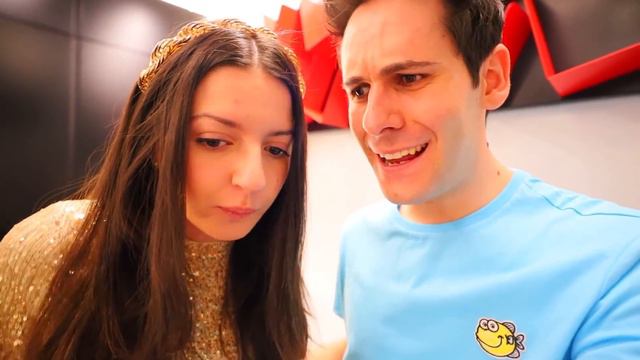 LUÌ E SOFÌ NELLA CASA CON PISCINA! RICCHI VS POVERI CHALLENGE!! TOUR DELLA CASA!!! | Me contro Te смотреть онлайн