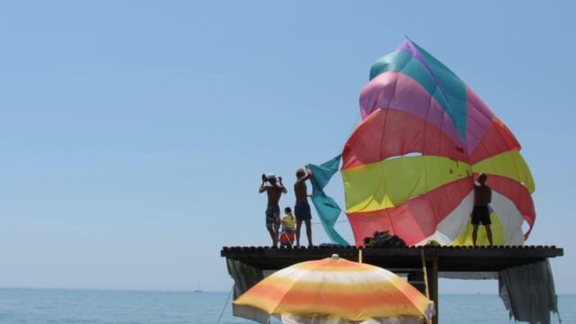 Полет на парашюте над морем смотреть онлайн