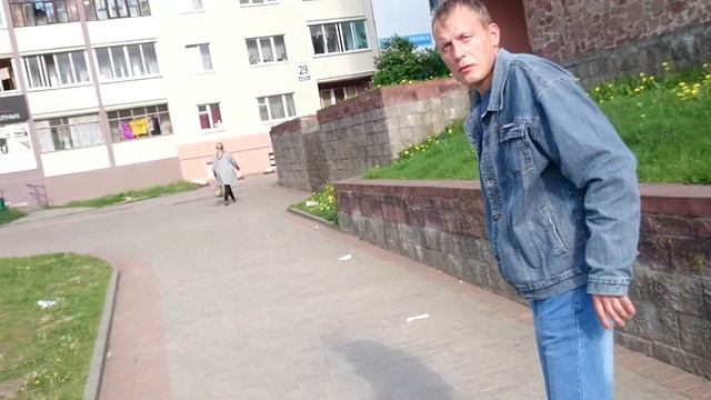 ПИСАЮЩИЙ "" МАЛЬЧИК" в центре города Лида #ПроспектПобеды"Книжный Мир" смотреть онлайн