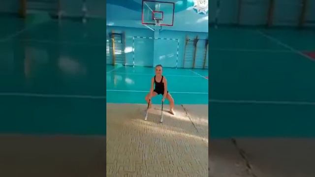 Маленькая девочка забавно танцует смотреть онлайн